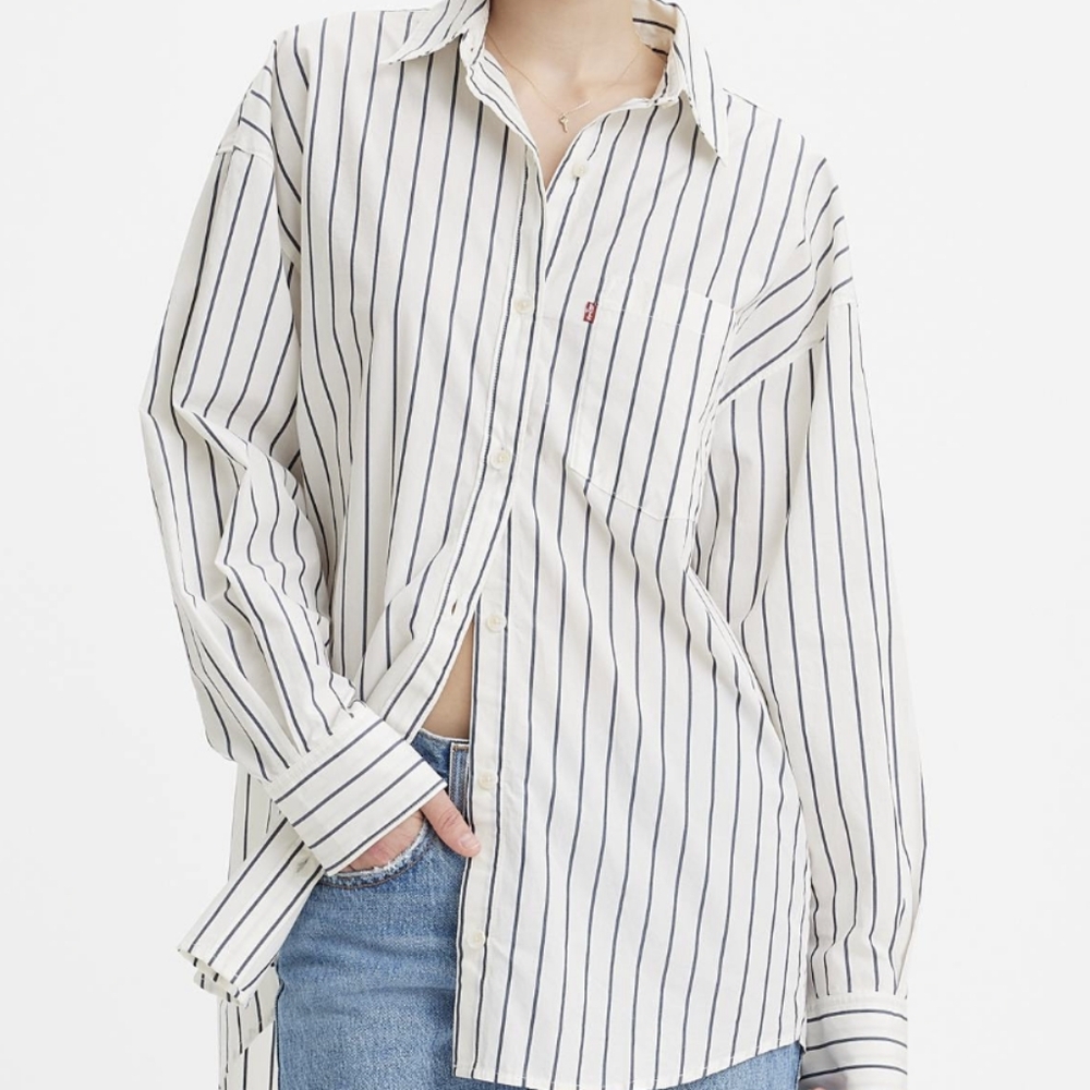 Never used Levis NOLA OVERSIZED BUTTON UP SHIRT✨️